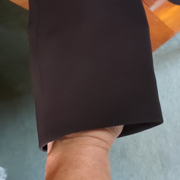 TAHARI* dress suit. Jacket/Pants, both fully lined. Hook/eye closure front. 2pc - Picture 7 of 17